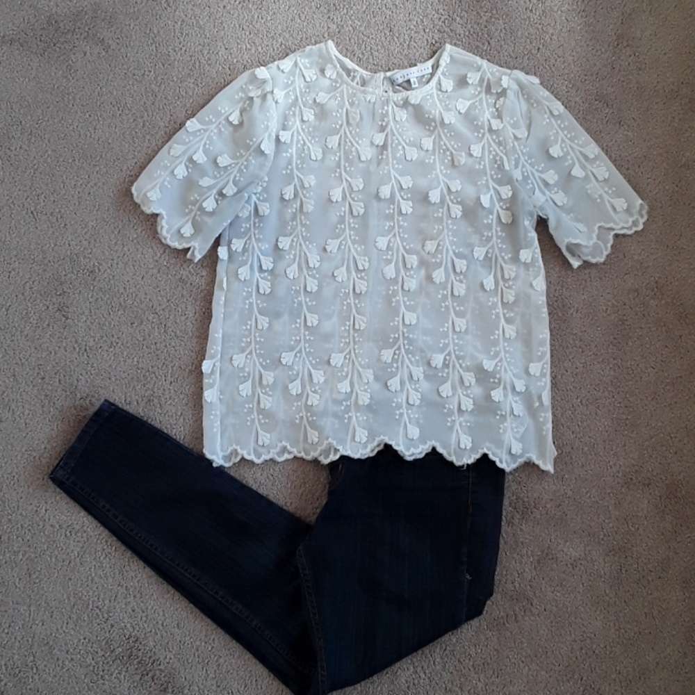 Beautiful white top size small - Picture 2 of 6